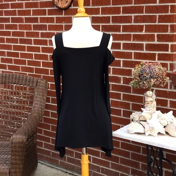 Kim & Cami Cold Shoulder Top - Picture 4 of 10